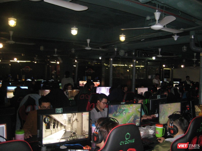 Các game thủ tại một tụ điểm chơi game online ở Hà Nội.