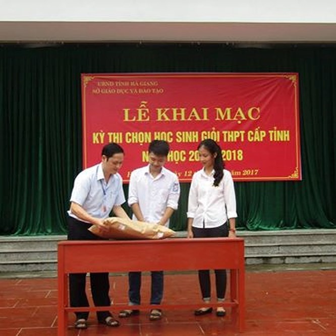 Ông Vũ Trọng Lương (bên trái) - người đã cố tình làm sai lệch kết quả thi tốt nghiệp THPT ở Hà Giang. Ảnh: FB nhân vật