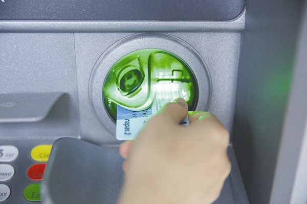 Tại Việt Nam, thẻ ATM chủ yếu dùng để rút tiền. Ảnh: THÀNH HOA