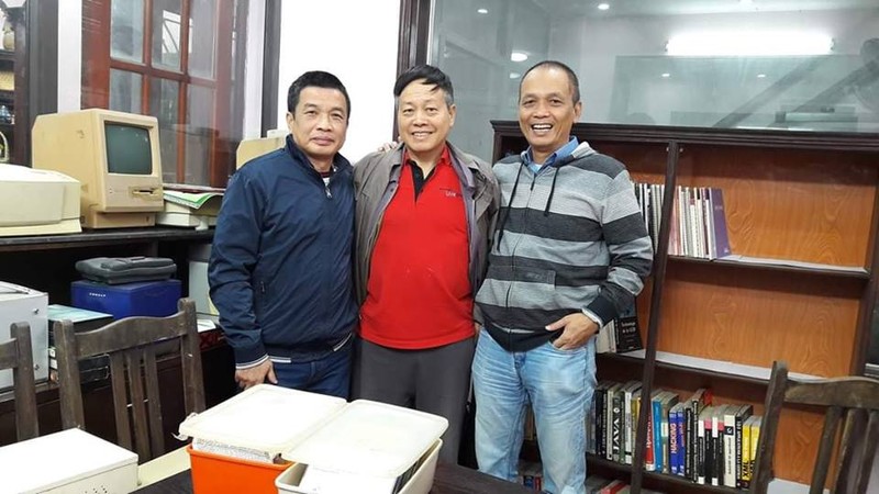 TS Nguyễn Chí Công (giữa) cùng các chuyên gia Nguyễn Ngọc Đức (bên trái) và Nguyễn Thành Nam (bên phải) chụp ảnh kỷ niệm cùng một số kỷ vật sưu tập. Ảnh: FB nhân vật