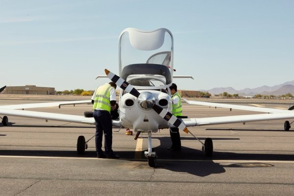 Một chuyến bay huấn luyện chuẩn bị cất cánh ở Mesa, bang Arizona, Mỹ. Các phi công máy bay thương mại giờ đây dành nhiều thời gian để nắm bắt các hệ thống tự động hơn là thực hành điều khiển bay bằng tay. Ảnh: New York Times