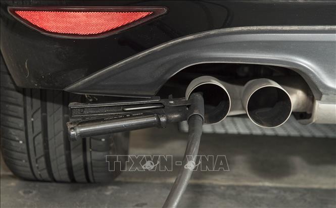 Thiết bị đo độ phát thải được lắp đặt trong ống xả của xe hơi do Tập đoàn Volkswagen sản xuất tại Ludwigsburg, Đức. Ảnh tư liệu: AFP/TTXVN
