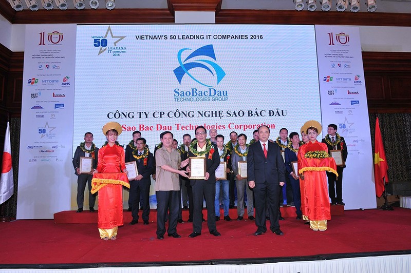Công ty Sao Bắc Đẩu tại lễ vinh danh 50 thương hiệu CNTT hàng đầu Việt Nam 2016. Ảnh: Website Sao Bắc Đẩu