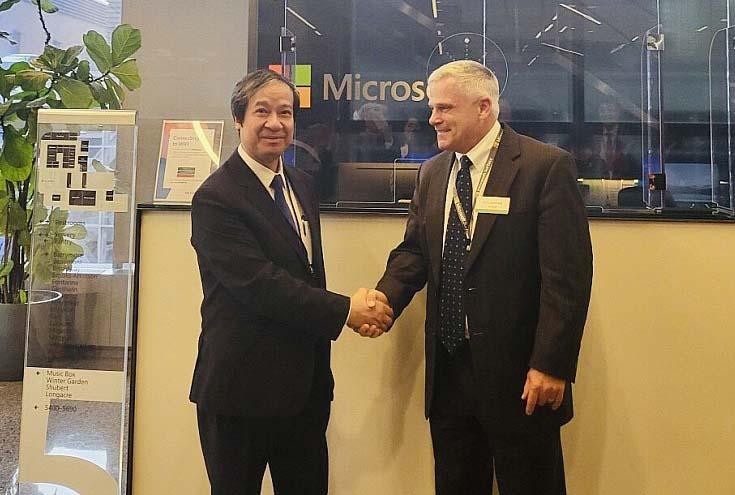 Bộ trưởng Bộ Giáo dục và Đào tạo Nguyễn Kim Sơn và ông Rick Herrmann, Phó Chủ tịch Tập đoàn Microsoft. Ảnh: TTXVN