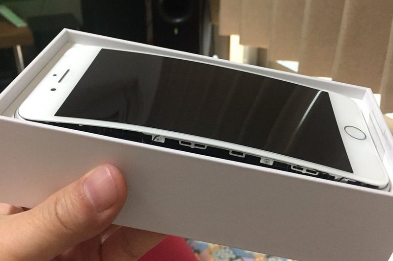 Pin iPhone 8 Plus phồng rộp. Liệu sản phẩm này có đi theo "vết xe đổ" của Galaxy Note 7 (ảnh: The Verge)