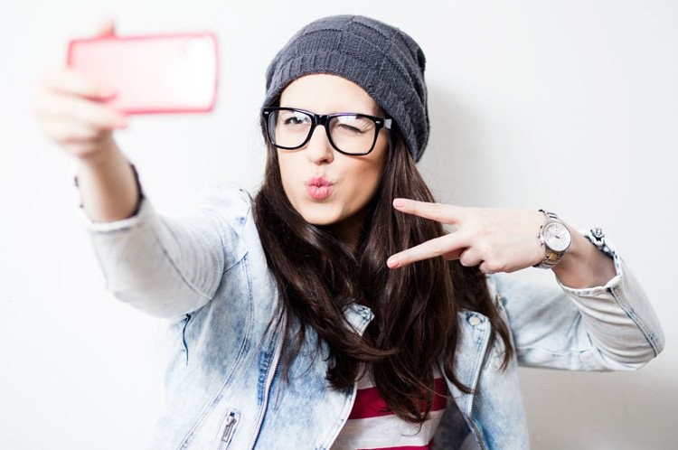 Selfie là sở thích của những người trẻ tuổi, hay dùng mạng xã hội