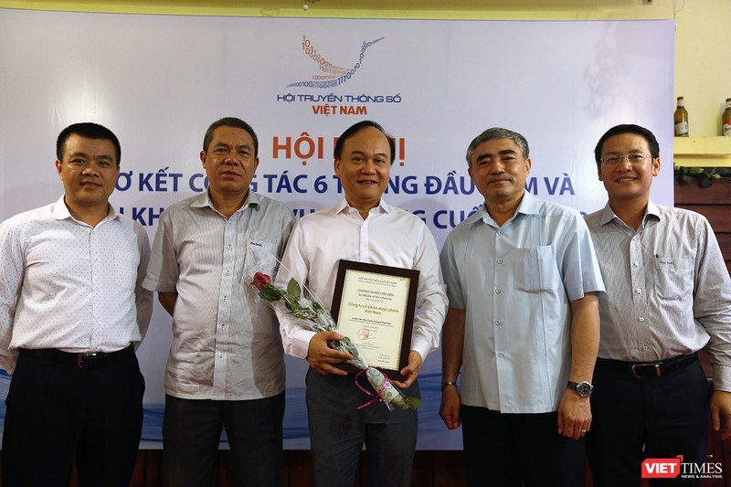 Chủ tịch VDCA Nguyễn Minh Hồng và Tổng thư ký Lê Đức Sảo trao bằng chứng nhận hội viên cho Công ty Cổ phần Dược phẩm Việt Nam