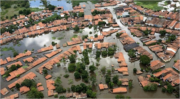Lũ lụt khiến nhiều ngôi nhà ở Brazil chìm trong biển nước (ảnh: Vietnam Plus)