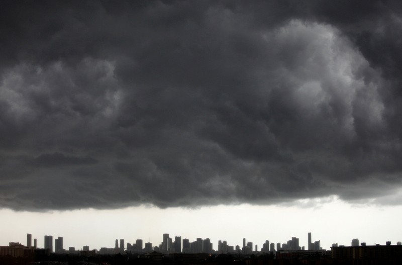 Những đám mây đen trên trung tâm thành phố Miami, Hoa Kỳ (ảnh: Reuters))