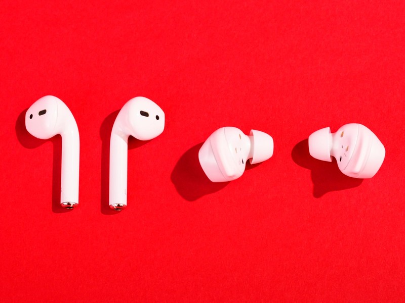 Tai nghe AirPods của Apple và Galaxy Buds của Samsung (ảnh: Business Insider)