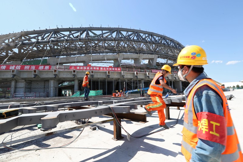 Công nhân xây dựng một sân trượt băng tốc độ cho Thế vận hội mùa đông 2022 ở Bắc Kinh. Trung Quốc đã tăng cường xây dựng cơ sở hạ tầng trong năm nay theo một chương trình kích thích kinh tế (ảnh Reuters)