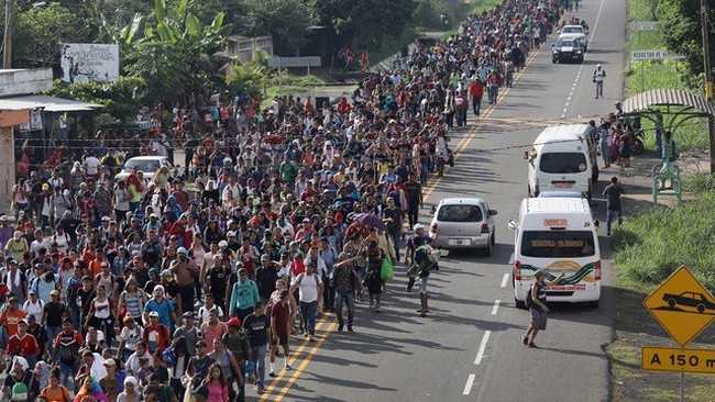 Đoàn người di cư đến Mỹ bị chặn lại ở biên giới phía Nam (ảnh Getty Images)
