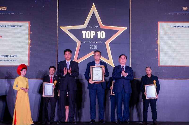 Ông Nguyễn Thanh Tùng – Giám đốc Giải pháp Phần mềm, đại diện công ty nhận Chứng nhận TOP 10 Doanh nghiệp cung cấp giải pháp Chính phủ điện tử