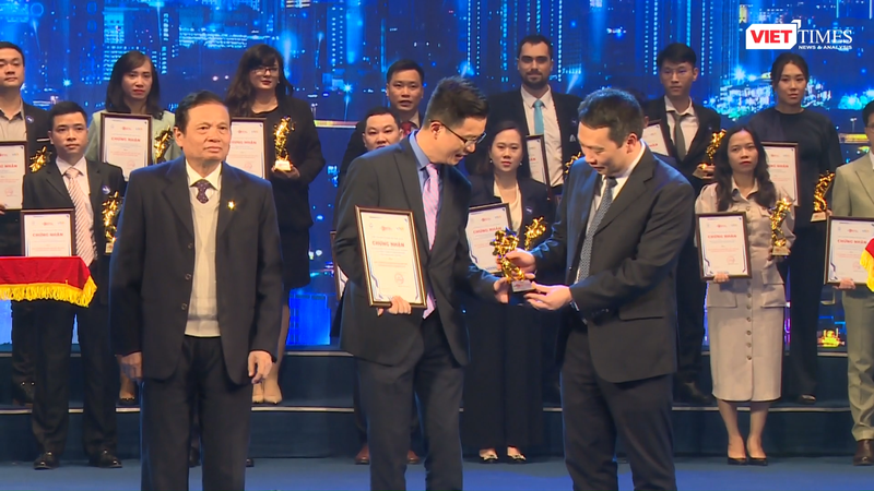 Nguyên Bộ trưởng Bộ Thông tin và Truyền thông Lê Doãn Hợp và Thứ trưởng Nguyễn Huy Dũng trao Giải thưởng Chuyển đổi số Việt Nam 2021 cho đại diện Microsoft