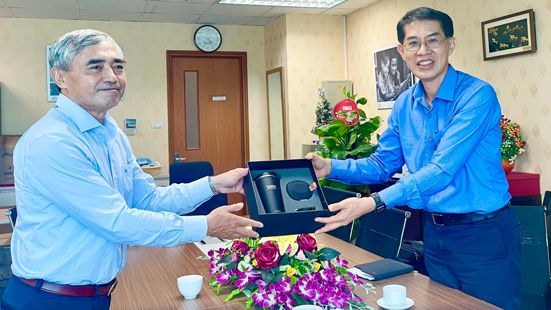 Chủ tịch VDCA Nguyễn Minh Hồng (bên trái) trao quà lưu niệm cho Chủ tịch ATIS George CS Choo