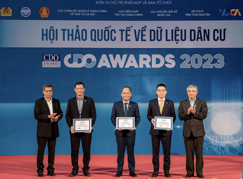 Ông Nguyễn Vĩnh Tuyên (đứng giữa) nhận Giải thưởng Lãnh đạo Chuyển đổi số tiêu biểu năm 2023 nguyen vinh tuyen 3.jpg