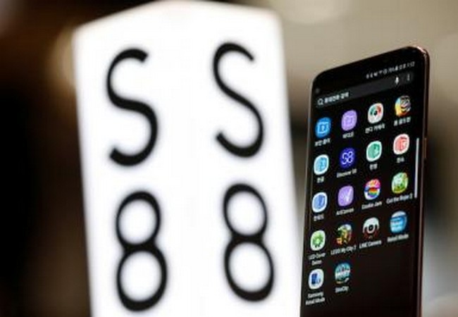 Chiếc điện thoại tầm trung Galaxy A8 giá rẻ hơn S8 nhưng vẫn có nhiều tính năng cao cấp (ảnh Reuters)