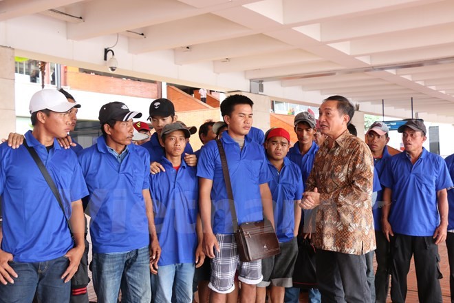 Đại sứ Việt Nam tại Indonesia gặp các ngư dân trước khi về nước. (Ảnh: Vietnam+)