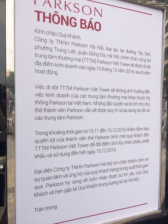 Thông báo của Parkson Việt Nam trước trung tâm thương mại Parkson Viet Tower