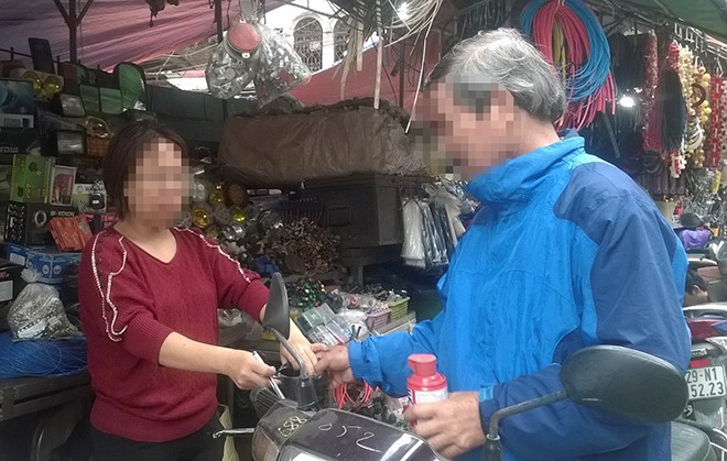 Những chiếc bình cứu hỏa mini được bán tại chợ trời (quận Hai Bà Trưng, Hà Nội). Tuy nhiên đến nay, không còn nhiều cửa hàng còn những chiếc bình này.