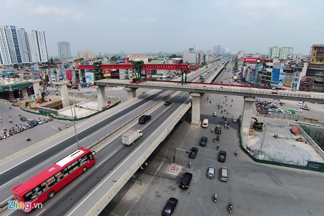 Kết cấu hạ tầng giao thông Hà Nội đang thay đổi, tuy nhiên việc kết nối là một bài toán khó. Ảnh: Mạnh Thắng.