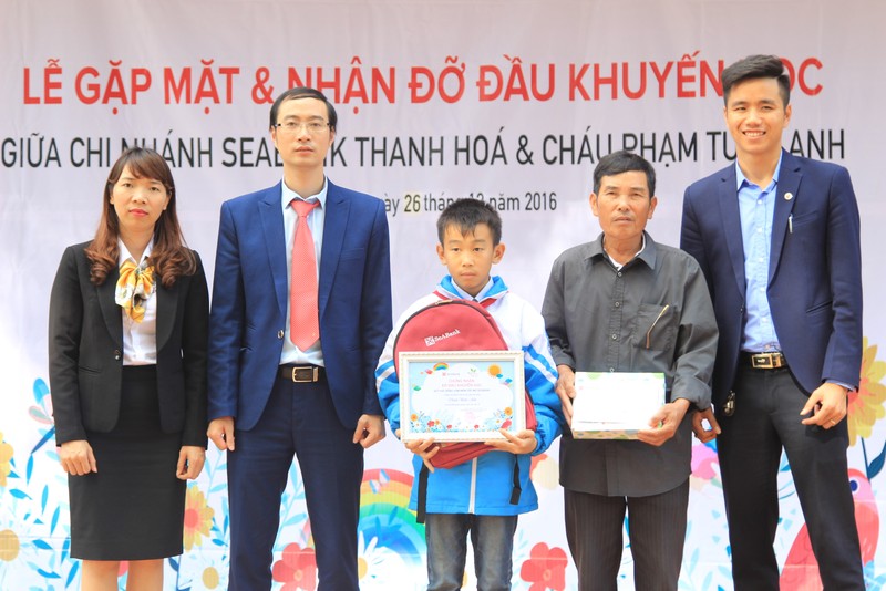 Đại diện Quỹ khuyến học Ươm mầm ước mơ của SeABank trao quà cho học sinh nghèo hiếu học ở Thanh Hóa.