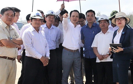 Đoàn Khảo sát tại khu vực Biển Bình Hải, huyện Bình Sơn. (Ảnh: Quảng Ngãi TV)