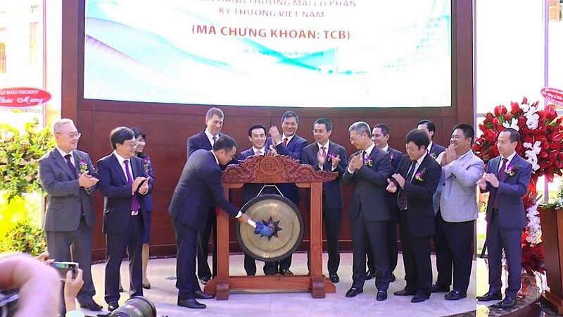 Chủ tịch Techcombank Hồ Hùng Anh thực hiện nghi thức đánh cồng, chào mừng TCB niêm yết trên HoSE. (Ảnh: TCB)