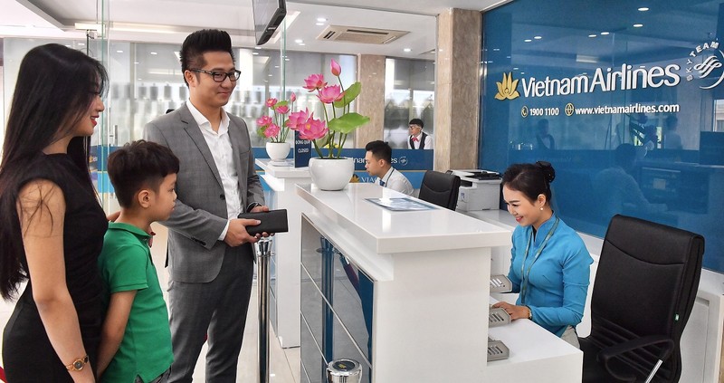 Các hành khách đầu tiên trải nghiệm dịch vụ mới in-town check-in tại Hà Nội. (Ảnh: VNA)