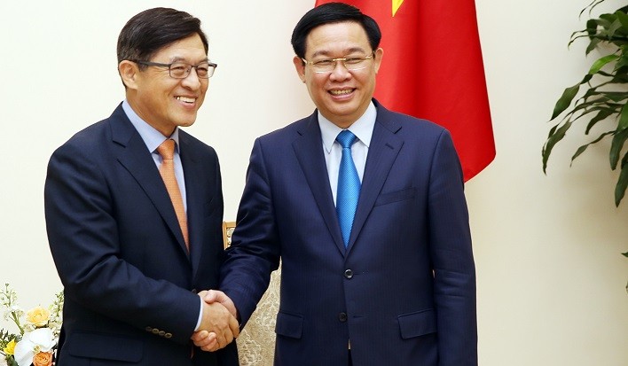 Phó Thủ tướng Vương Đình Huệ và Tổng Giám đốc Tổ hợp Samsung Việt Nam Shim Wonhwan. Ảnh: VGP/Thành Chung