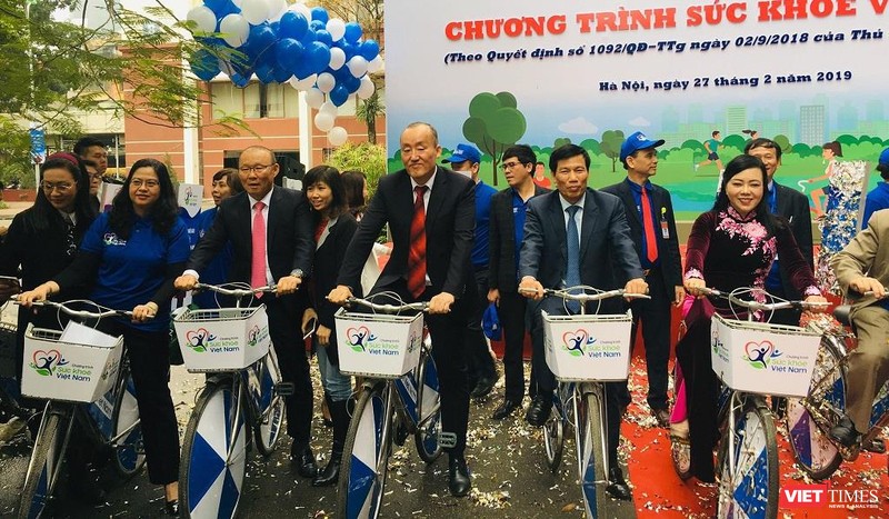 Bộ trưởng Nguyễn Thị Kim Tiến, đại diện các ngành và Đại sứ thiện chí Chương trình Sức khỏe Việt Nam Park Hang -Seo tuần hành ủng hộ chương trình Sức khỏe Việt Nam.