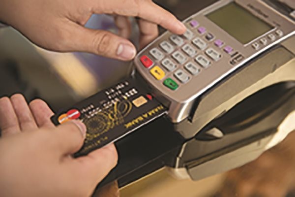 Thanh toán bằng thẻ tín dụng qua máy POS.