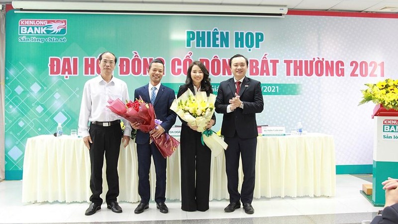Ông Lê Hồng Phương (thứ 2 từ trái qua) và bà Trần Thị Thu Hằng vào HĐQT Kienlongbank (Nguồn: KLB)