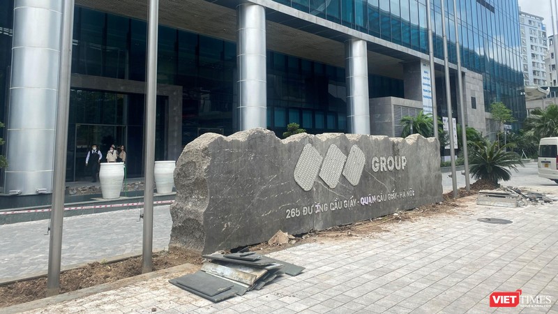 Logo 'FLC Group' trước tòa nhà văn phòng 265 Cầu Giấy bị gỡ bỏ (Ảnh: HB)