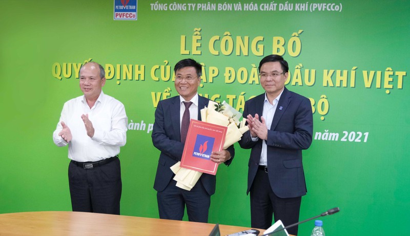 Ông Hoàng Trọng Dũng (giữa) nhận quyết định bổ nhiệm giữ chức Chủ tịch HĐQT Đạm Phú Mỹ hồi tháng 4/2021 hoang trong dung pv gas.jpg