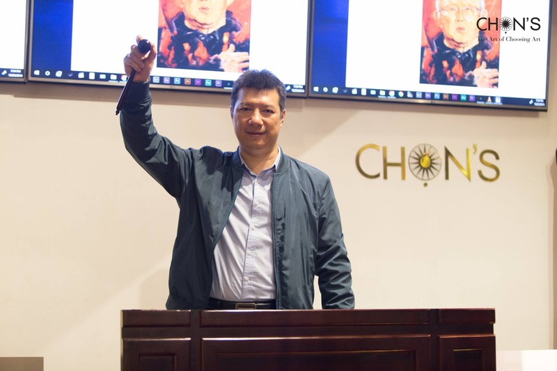 Bình luận viên Quang Huy là người điều hành phần đấu giá bức tranh về ông Park Hang-Seo