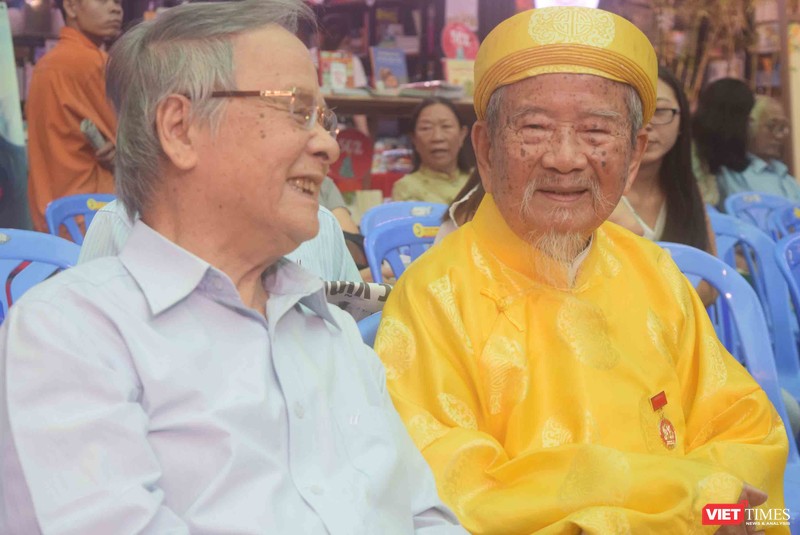 Nhà nghiên cứu 98 tuổi Nguyễn Đình Tư (mặc áo dài màu vàng) bên cạnh ông Nguyễn Quyết Thắng, người đại diện gia đình quản lý 120 đầu sách của học giả Nguyễn Hiến Lê 