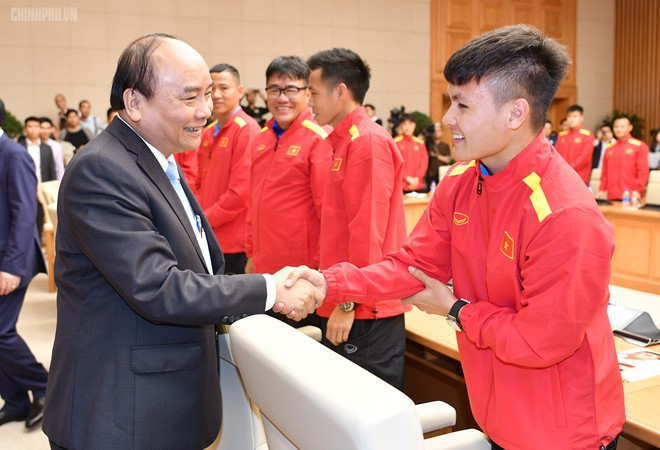 Thủ tướng Nguyễn Xuân Phúc khen ngợi đội tuyển Việt Nam (Ảnh: Chinhphu.vn)