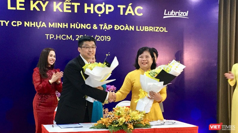 Bà Nguyễn Thị Tuyết, TGĐ, chủ tịch HĐQT công ty nhựa Minh Hùng tại buổi lễ ký kết hợp tác cho biết sắp tới công ty này sẽ cung cấp cho thị trường ống nhựa CPVC chống cháy.