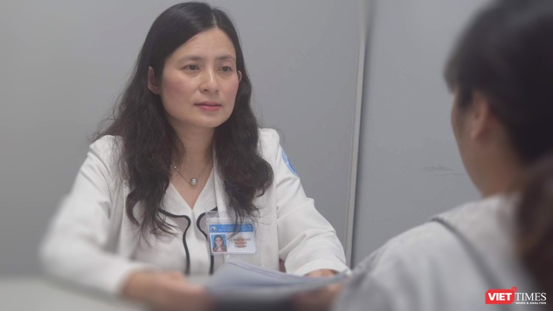 Bác sĩ Lê Thị Minh Châu - Trưởng Khoa Vô sinh hiếm muộn (BV Từ Dũ) tư vấn cho bệnh nhân hiếm muộn đã thành công ở lần sinh con thứ nhất  