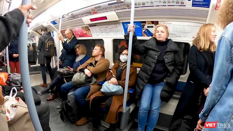 Dịch bệnh hoành hành dữ dội nhưng đeo khẩu trang trên tàu điện ngầm và nơi công cộng ở Anh vẫn bị kỳ thị. Nhân vật được phỏng vấn là người duy nhất đeo khẩu trang (Ảnh: NVCC) 