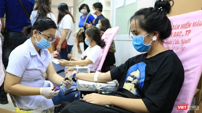 Tham gia hiến máu tình nguyện tại CLB Hành trình đỏ TP.HCM (Ảnh: TTBC) 