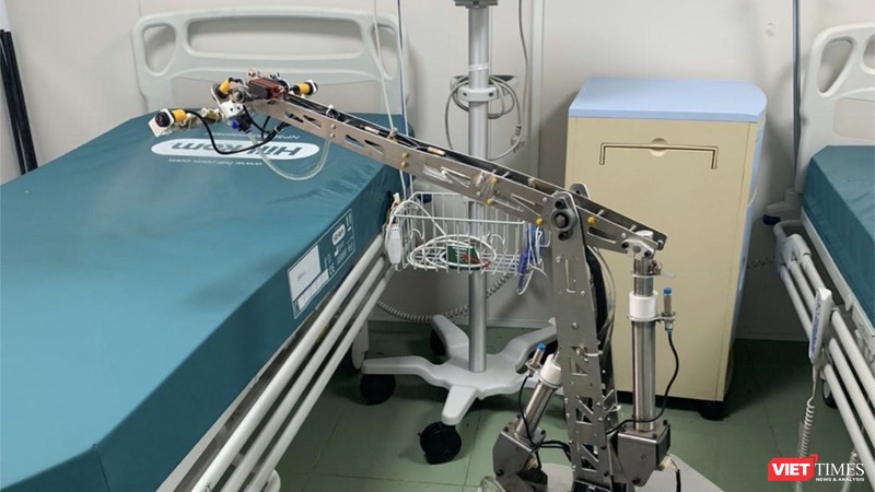 Robot đang khử trùng giường bệnh trong phòng cách ly áp lực âm tại BV Dã chiến Củ Chi (Ảnh chụp ngày 16/4/2020)