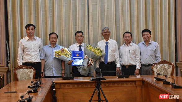Ông Võ Văn Hoan - Phó chủ tịch UBND TP.HCM trao quyết định bổ nhiệm tân Phó Giám đốc Sở Xây dựng cho ông Huỳnh Thanh Khiết (Ảnh: Thành ủy TP.HCM)