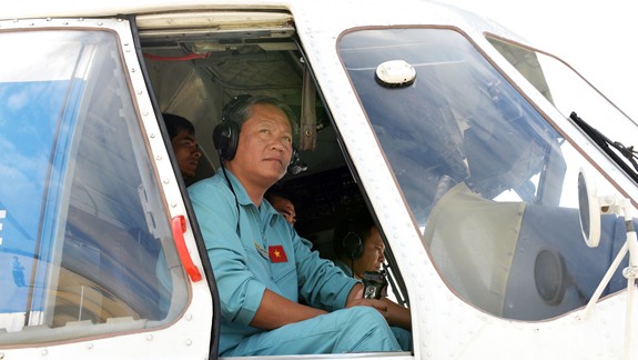 Cơ trưởng Nguyễn Ngọc Trung cùng tổ bay trên Mi-171 chở hàng cứu trợ Phước Sơn (Ảnh: Báo Quân đội)