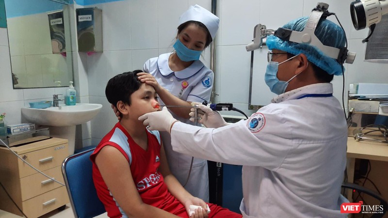 BS tại BV Nhi Đồng 1 giúp bé trai 13 tuổi thoát u xơ vòm mũi họng khiến chảy máu không ngừng và có nguy cơ dẫn tới nhiều bệnh nguy hiểm (Ảnh: BVCC)