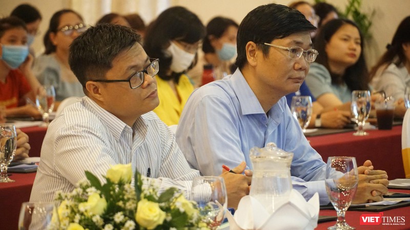 Ông Trần Ngọc Thương - Phó phòng Quản lý thu và ông Nguyễn Quốc Thanh – Phó Giám đốc BHXH TP.HCM tại buổi đối thoại (Ảnh: Phi Phi) 