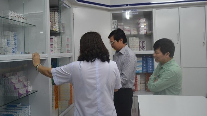 Ông Trần Văn Chung - Phó Giám đốc Sở Y tế Hà Nội kiểm tra nhà thuốc của Bệnh viện Phụ sản Trung ương.