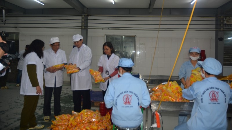 Lực lượng chức năng Hà Nội kiểm tra an toàn thực phẩm tại huyện Hoài Đức.