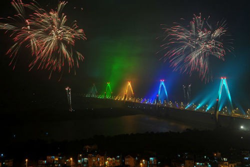 Tết Nguyên đán 2016 thành phố Hà Nội không bắn pháo hoa tại cầu Nhật Tân. 